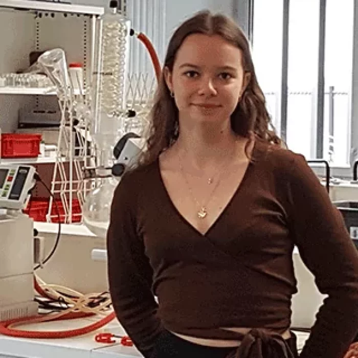 Manon, étudiante à l'ESCOM Chimie